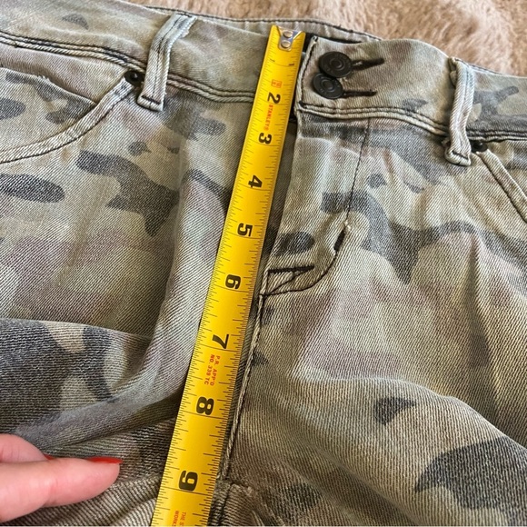 HUDSON JEANS
COLLIN SKINNY JEANS - CAMO size 28 - Picture 11 of 12